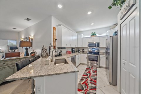 House in Port Charlotte, Florida 2 bedrooms, 146.88 sq.m. № 2152341 - photo 4