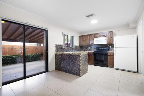 Touwnhouse à vendre à Miami, Floride: 2 chambres, 106.84 m2 № 1923890 - photo 13