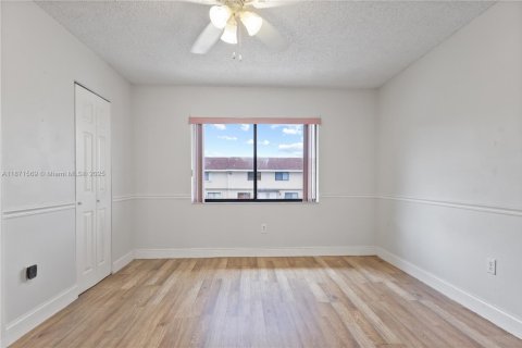 Touwnhouse à vendre à Miami, Floride: 2 chambres, 106.84 m2 № 1923890 - photo 21