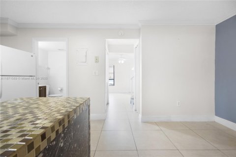 Touwnhouse à vendre à Miami, Floride: 2 chambres, 106.84 m2 № 1923890 - photo 11