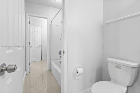 Touwnhouse à vendre à Miami, Floride: 2 chambres, 106.84 m2 № 1923890 - photo 26