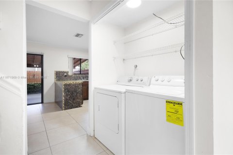 Touwnhouse à vendre à Miami, Floride: 2 chambres, 106.84 m2 № 1923890 - photo 10