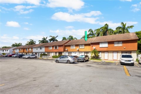 Touwnhouse à vendre à Miami, Floride: 2 chambres, 106.84 m2 № 1923890 - photo 1