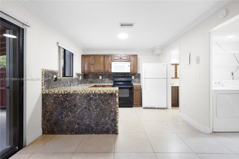 Touwnhouse à vendre à Miami, Floride: 2 chambres, 106.84 m2 № 1923890 - photo 12