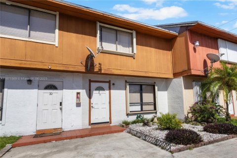 Touwnhouse à vendre à Miami, Floride: 2 chambres, 106.84 m2 № 1923890 - photo 2