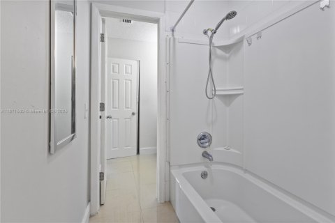 Touwnhouse à vendre à Miami, Floride: 2 chambres, 106.84 m2 № 1923890 - photo 27