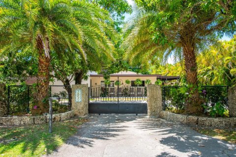 Villa ou maison à vendre à Pinecrest, Floride: 6 chambres, 422.98 m2 № 2254467 - photo 2