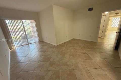 Снять в аренду кондоминиум в Норт-Лодердейл, Флорида 3 спальни, 137.5м2, № 1997367 - фото 19