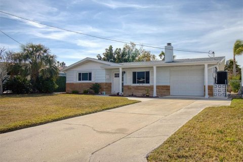 House in Hudson, Florida 2 bedrooms, 118.36 sq.m. № 2147459 - photo 2