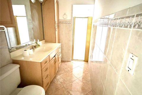 House in Miami Gardens, Florida 4 bedrooms, 172.98 sq.m. № 2040990 - photo 10