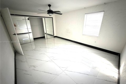 House in Miami Gardens, Florida 4 bedrooms, 172.98 sq.m. № 2040990 - photo 4