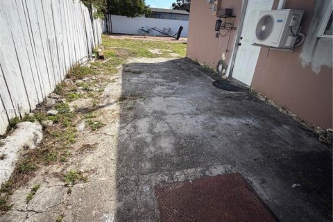 House in Miami Gardens, Florida 4 bedrooms, 172.98 sq.m. № 2040990 - photo 15