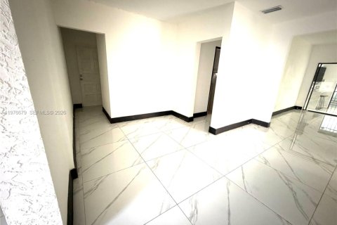 House in Miami Gardens, Florida 4 bedrooms, 172.98 sq.m. № 2040990 - photo 3