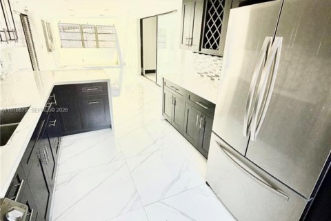 House in Miami Gardens, Florida 4 bedrooms, 172.98 sq.m. № 2040990 - photo 7