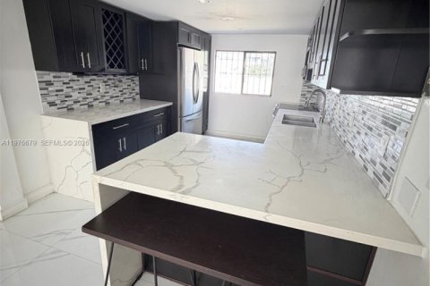 House in Miami Gardens, Florida 4 bedrooms, 172.98 sq.m. № 2040990 - photo 6