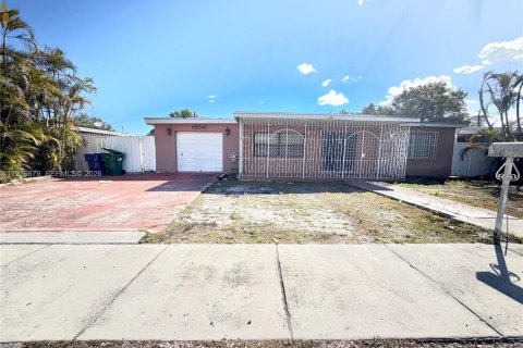 House in Miami Gardens, Florida 4 bedrooms, 172.98 sq.m. № 2040990