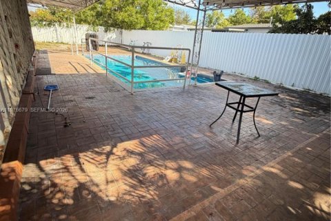 House in Miami Gardens, Florida 4 bedrooms, 172.98 sq.m. № 2040990 - photo 16