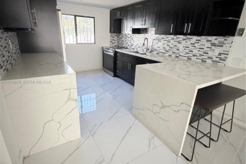 House in Miami Gardens, Florida 4 bedrooms, 172.98 sq.m. № 2040990 - photo 5