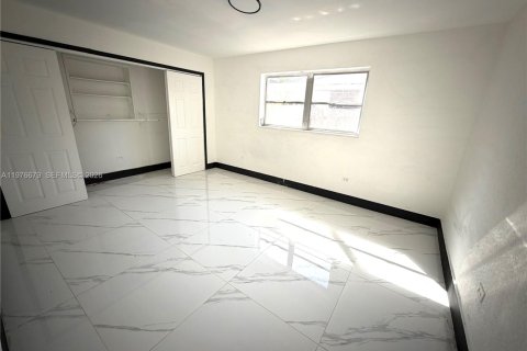 House in Miami Gardens, Florida 4 bedrooms, 172.98 sq.m. № 2040990 - photo 9