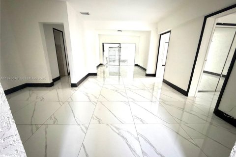 House in Miami Gardens, Florida 4 bedrooms, 172.98 sq.m. № 2040990 - photo 2