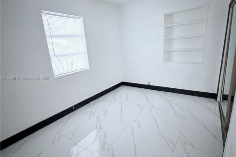 House in Miami Gardens, Florida 4 bedrooms, 172.98 sq.m. № 2040990 - photo 8