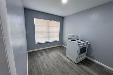 Снять в аренду кондоминиум в Пемброк-Пайнс, Флорида 3 спальни, 72.46м2, № 1964530 - фото 3