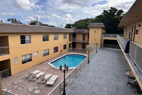 Снять в аренду кондоминиум в Пемброк-Пайнс, Флорида 3 спальни, 72.46м2, № 1964530 - фото 1