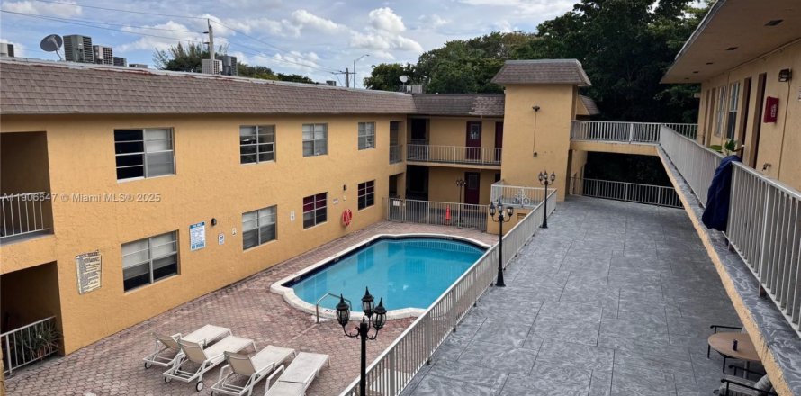 Кондоминиум с 3 спальнями в Пемброк-Пайнс, Флорида № 1964530