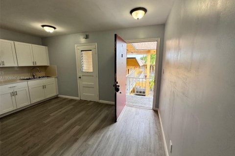 Снять в аренду кондоминиум в Пемброк-Пайнс, Флорида 3 спальни, 72.46м2, № 1964530 - фото 2