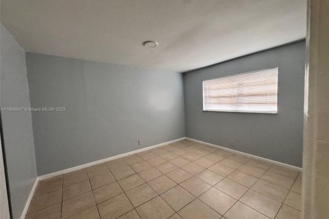 Снять в аренду кондоминиум в Пемброк-Пайнс, Флорида 3 спальни, 72.46м2, № 1964530 - фото 7