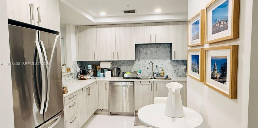 Кондоминиум с 2 спальнями в Дорал, Флорида № 1996520