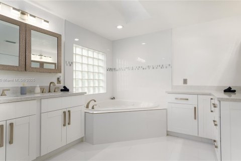 House in Plantation, Florida 7 bedrooms, 319.77 sq.m. № 1864429 - photo 16