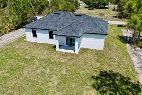House in Lehigh Acres, Florida 3 bedrooms, 125.79 sq.m. № 2026601 - photo 18