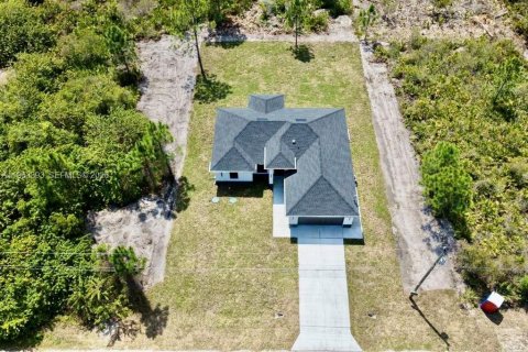 House in Lehigh Acres, Florida 3 bedrooms, 125.79 sq.m. № 2026601 - photo 19