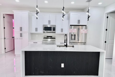 Villa ou maison à vendre à Lehigh Acres, Floride: 3 chambres, 125.79 m2 № 2026601 - photo 3