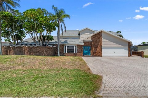 House in Merrit Island, Florida 5 bedrooms, 521.65 sq.m. № 1780817 - photo 2