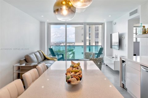 Condominio en Hollywood, Florida, 2 dormitorios  № 2035173