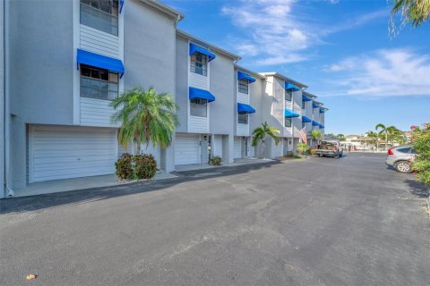 Copropriété à louer à Tierra Verde, Floride: 3 chambres, 137.03 m2 № 2406397 - photo 3
