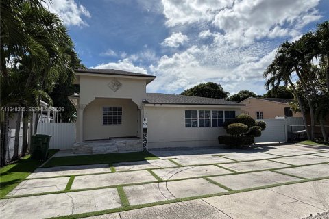 Снять в аренду коммерческую недвижимость в Хайалиа, Флорида 1 спальня, № 2004340 - фото 2