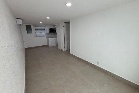 Снять в аренду коммерческую недвижимость в Хайалиа, Флорида 1 спальня, № 2004340 - фото 9