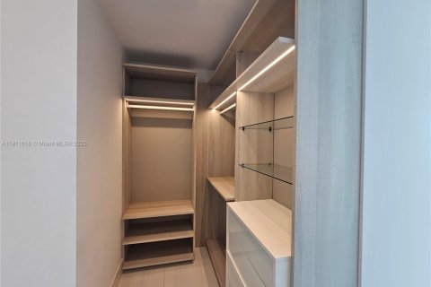 Condo in Sunny Isles Beach, Florida, 2 bedrooms № 2053121 - photo 17