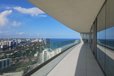 Condo in Sunny Isles Beach, Florida, 2 bedrooms № 2053121 - photo 9