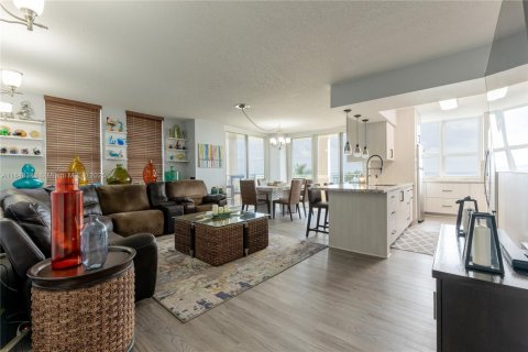 Condominio en venta en Hallandale Beach, Florida, 3 dormitorios, 137.5 m2 № 1836450 - foto 5