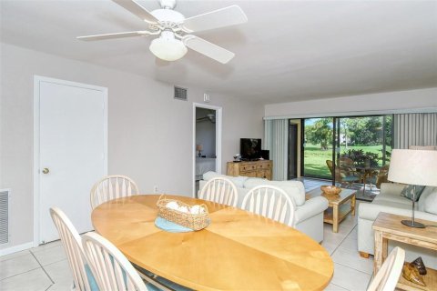 Condo in Sarasota, Florida, 2 bedrooms  № 214300 - photo 4