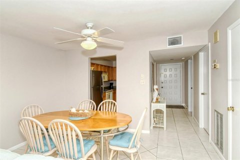 Condo in Sarasota, Florida, 2 bedrooms  № 214300 - photo 24