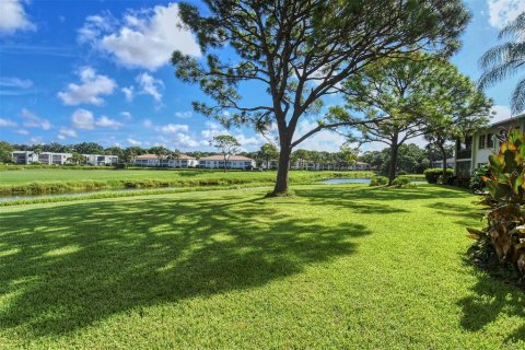Condo in Sarasota, Florida, 2 bedrooms  № 214300 - photo 11