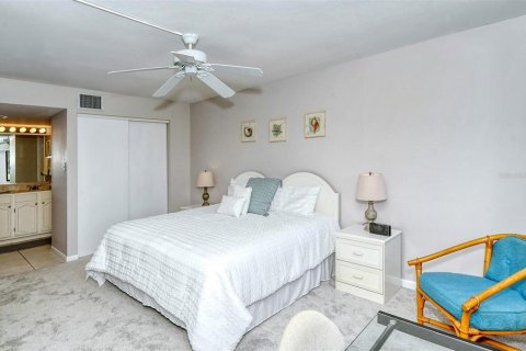 Condo in Sarasota, Florida, 2 bedrooms  № 214300 - photo 20