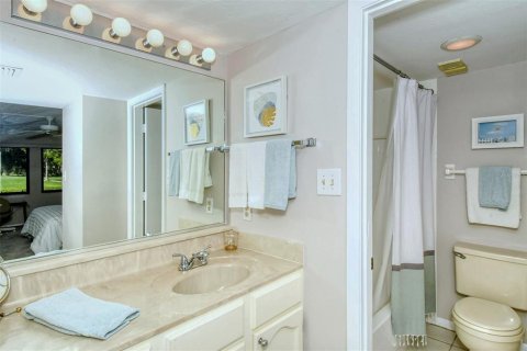 Condo in Sarasota, Florida, 2 bedrooms  № 214300 - photo 21