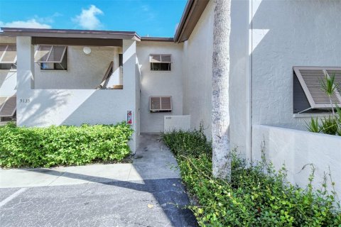 Condo in Sarasota, Florida, 2 bedrooms  № 214300 - photo 1