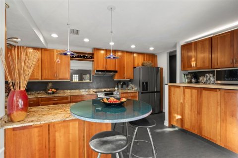 House in Saint Petersburg, Florida 3 bedrooms, 233.37 sq.m. № 1619485 - photo 17